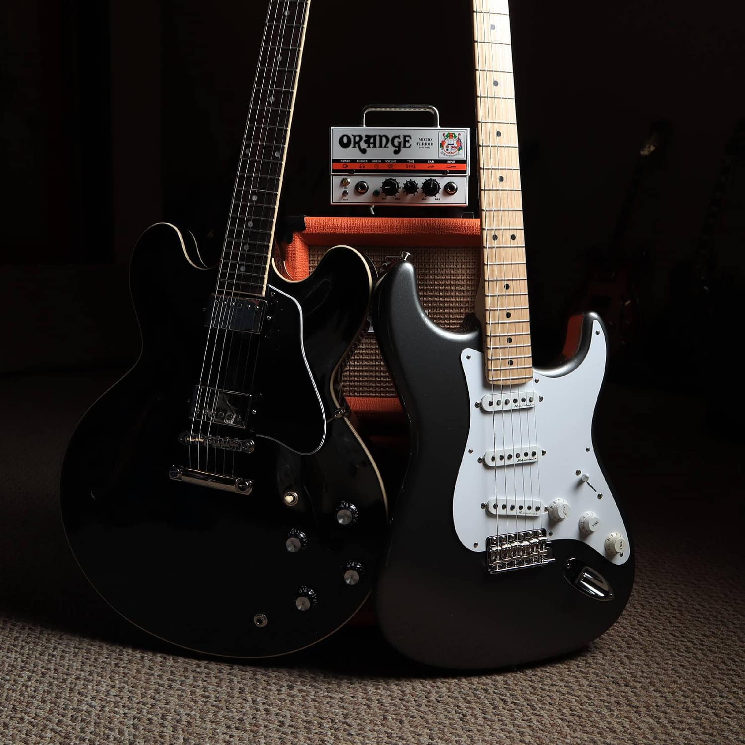 Fender-Stratocaster-Plus-Gibson-ES335-plus-Orange-Amp